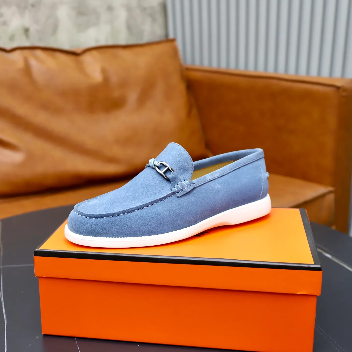 Ex-factory price: 540💰Hermès/Hermès slip-on men's shoes. This shoe is made of imported cow suede leather, with simple and smooth lines, and a 3CM rubber foam ultra-light sole combined with aerodynamic design! Youthful and fashionable, H button decoration, contrasting leather embellishment on the heel, calf lining to gently wrap your feet, with embossed logo cowhide feet, leather rock strips, casual and urban style, highlighting youthful vitality, sports and leisure version, super versatile Size number: 38-39-40-41-42-43-44 Standard leather shoe size (45 can be customized but does not support returns)